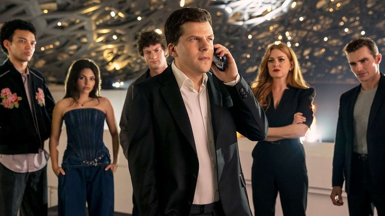 Atlas la telefon cu Charlie June Bosco Henley și Jack în spatele lui în Now You See Me, Now You Don't