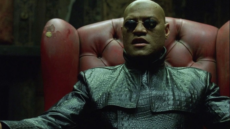 Morpheus îl educă pe Neo despre pilula roșie și albastră din Matrix