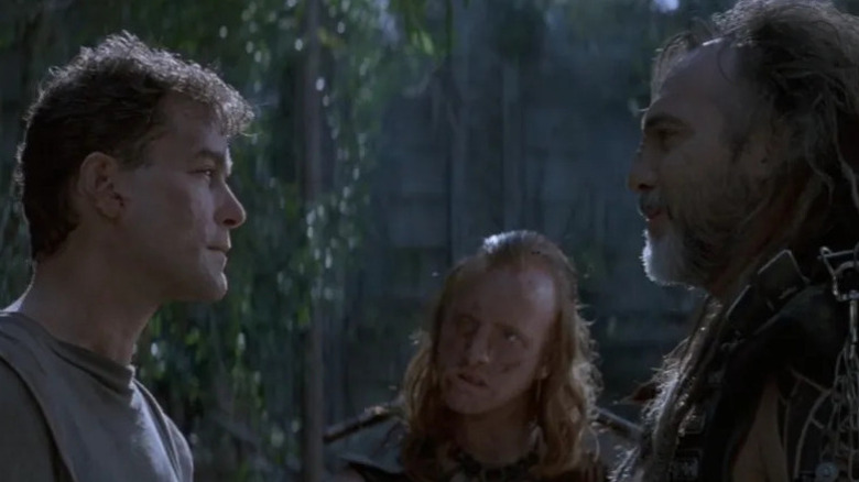 John Robbins se uită la Walter Marek în No Escape