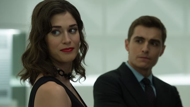 Lula privind peste umăr și zâmbind cu Jack în spatele ei în Now You See Me 2