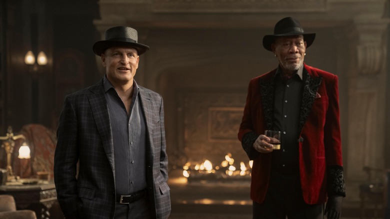 Merritt și Thaddeus în cutia misterioasă zâmbind cuiva în Now You See Me: Now You Don't