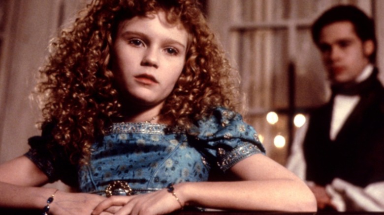 Claudia devine melancolică în timp ce vorbește cu Louis în Interviul cu vampirul