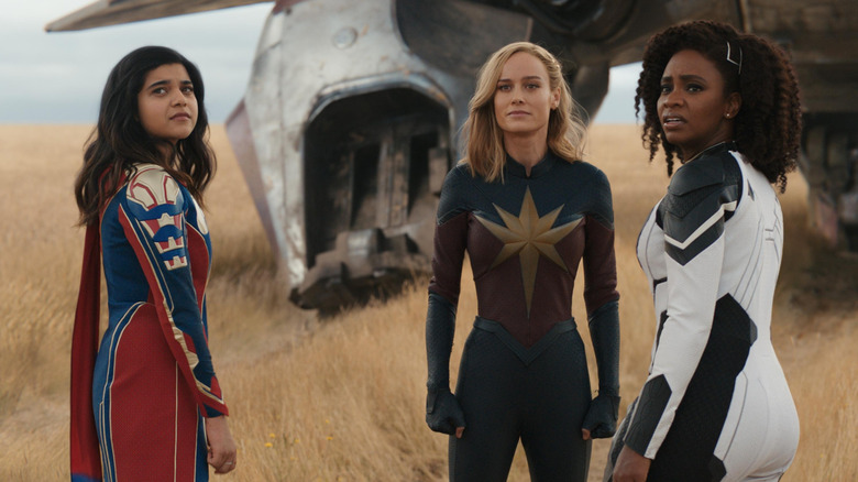 Kamala Khan, Captain Marvel și Monica Rambeau stând în afara navei în The Marvels