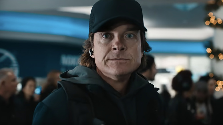 The Traveler de Jason Bateman pare surprins în prim-plan în timp ce stă într-un aeroport din Carry-On
