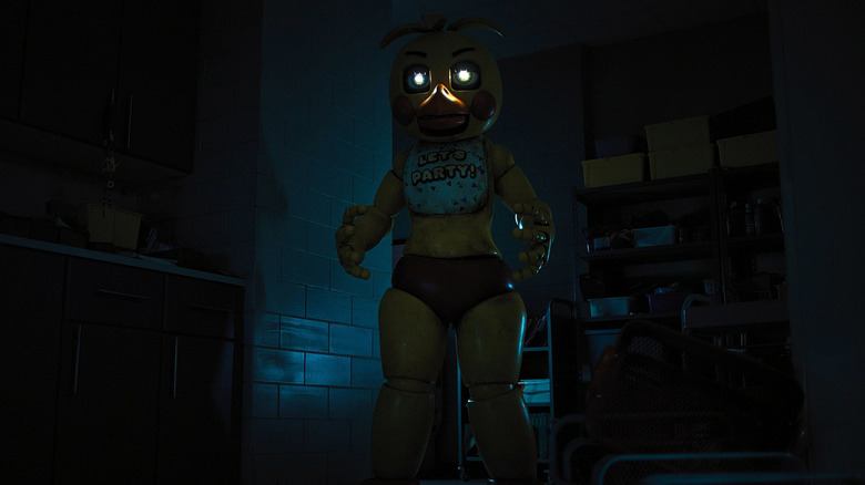 Toy Chica care iese dintr-un hol întunecat în Five Nights at Freddy's 2