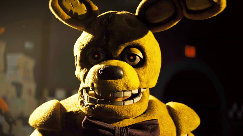 Iepurele galben care stă nemișcat în Five Nights at Freddy's