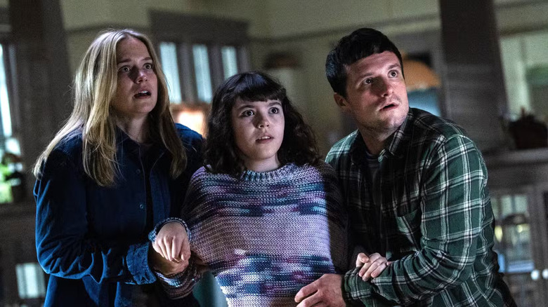 Vanessa și Mike țin în mână o Abby speriată în Five Nights at Freddy's 2