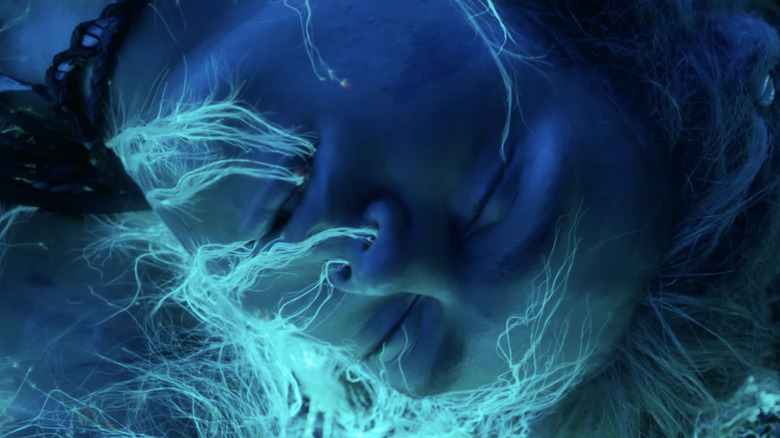 Păianjenul devenind una cu Eywa în Avatar: Fire and Ash