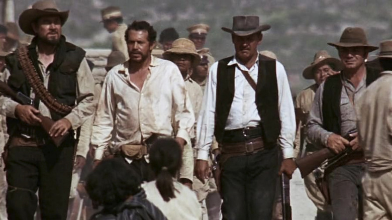 William Holden ca Pike Bishop, care se află printre compatrioții săi în The Wild Bunch