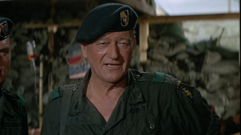 John Wayne în rolul col. Mike Kirby purtând o beretă în The Green Berets