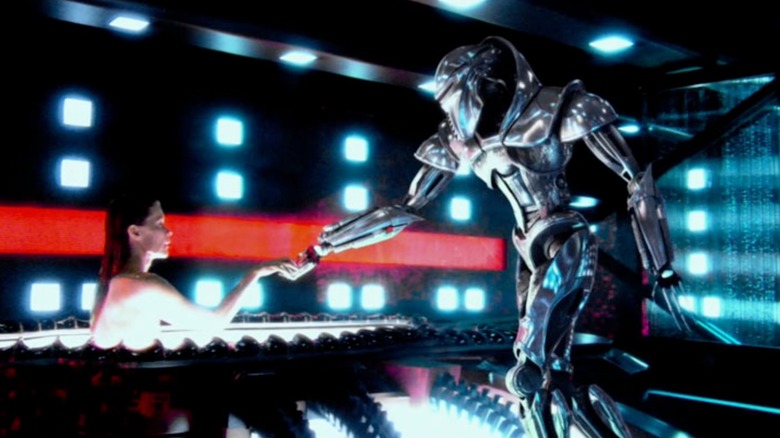 Battlestar Galactica – Ellen Tigh se trezește în nava Resurrection în timp ce Cylon Centurion o întinde