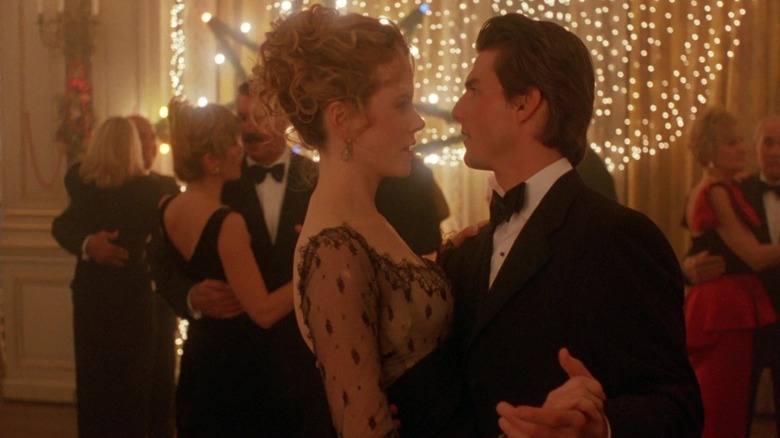 Dr. William Harford de la Tom Cruise dansează cu Alice Harford de Nicole Kidman în Eyes Wide Shut.jpg
