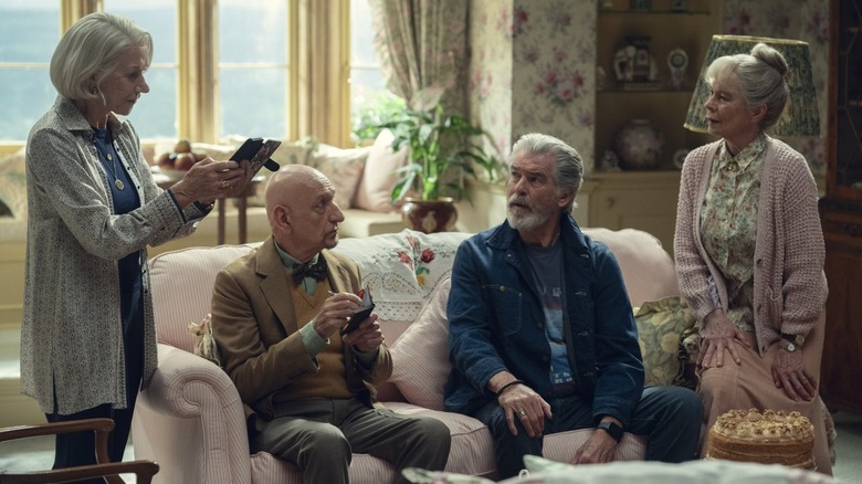 Elizabeth, Ibrahim, Ron și Joyce compară notele din The Thursday Murder Club