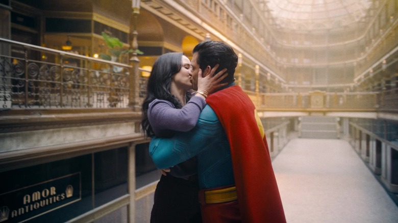 Lois Lane și Superman se sărută în aer în Superman