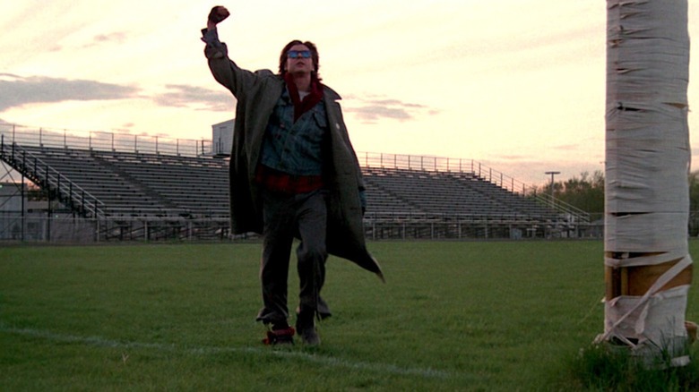 Judd Nelson bate pumnul pe un teren de fotbal în rolul lui John Bender în The Breakfast Club