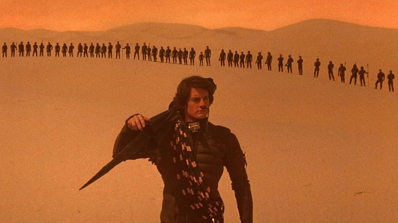 Paul Atreides merge în deșert în căutarea unui vierme în Dune