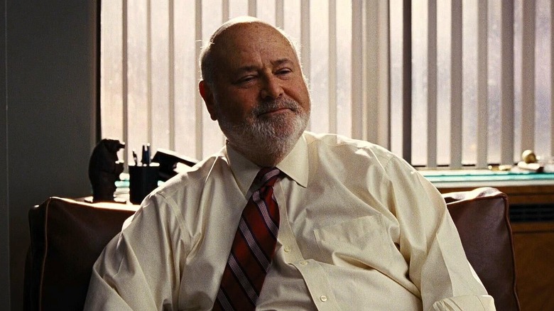 Rob Reiner în rolul lui Max Belfort într-un birou din The Wolf of Wall Street