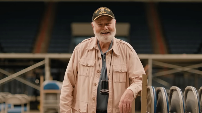 Rob Reiner în rolul lui Marty DiBergi în Spinal Tap 2: The End Continues pentru celălalt