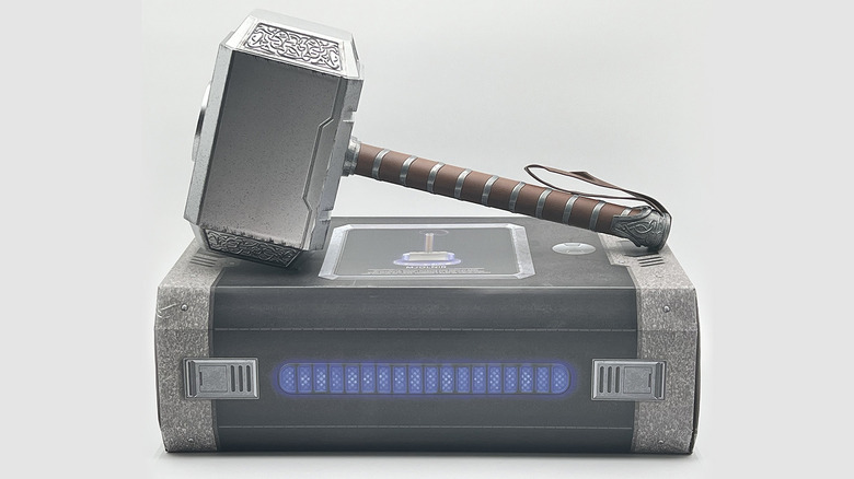 Replica relicvei Thor Mjolnir din magazinul Disney