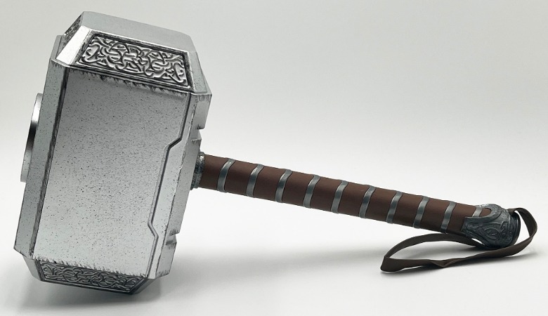 Replica relicvei Thor Mjolnir din magazinul Disney