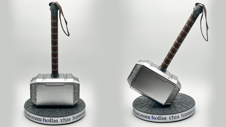 Replica relicvei Thor Mjolnir din magazinul Disney
