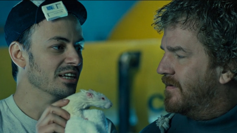 Todd Graff ca Hippy și Leo Burmester ca Somnul, cu Hippy ținând un șobolan ud într-un prosop în The Abyss