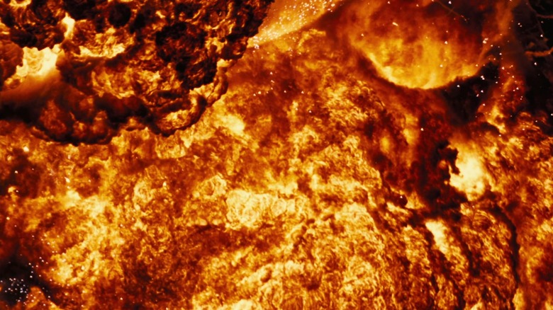 Un prim-plan al unei explozii nucleare de la Oppenheimer