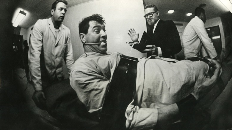 Rock Hudson este gata cu minge și legat de o targă în rolul lui Antiochus Tony Wilson în secunde