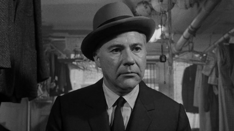 Un John Randolph transpirat intră într-o fabrică în câteva secunde