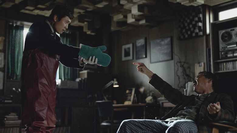 Man-su și Goo Beom-mo recreează o versiune deformată a Creației lui Adam în No Other Choice