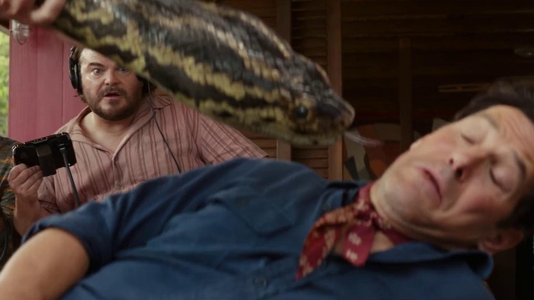 Jack Black în rolul lui Doug regizează o scenă cu Paul Rudd în rolul lui Griff cu șarpele în Anaconda (2025)
