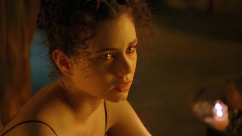 Sarah plângând în lumină galbenă în The Crow: City of Angels