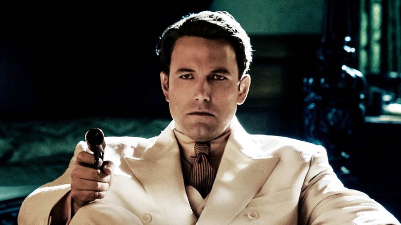Afiș Live By Night (2016) - Ben Affleck în rolul lui Joe Coughlin îndreptând un pistol înainte