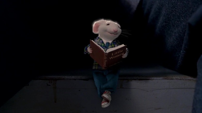 Stuart citind un exemplar din Little Women in Stuart Little