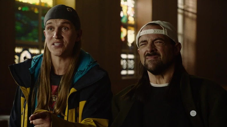Jason Mewes ca Jay și Kevin Smith ca Silent Bob în sala de judecată în Jay și Silent Bob Reboot