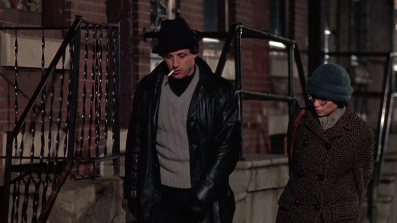 Rocky al lui Sylvester Stallone cu Adrian al lui Talia Shire în afara apartamentului său din Kensington, Philadelphia