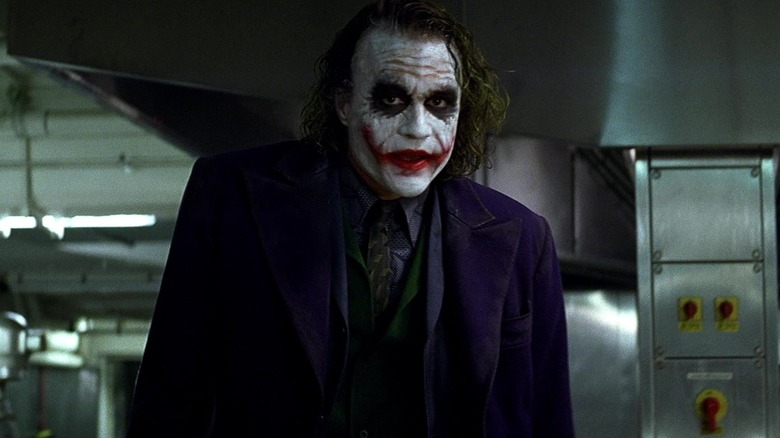 Jokerul lui Heath Ledger se află într-o bucătărie în The Dark Knight.jpg