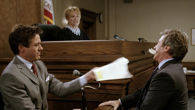 Dr. Marcus Kozak de la Robert Downey Jr scoate o bucată de hârtie din gura lui David Douglas al lui Tim Allen în The Shaggy Dog