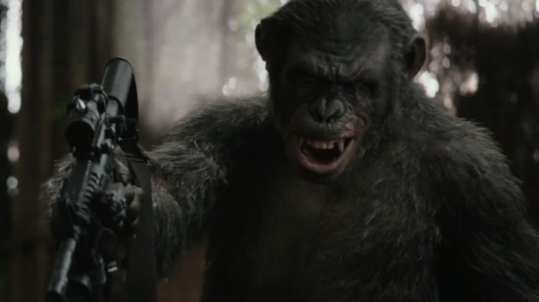 Dawn of the Planet of the Apes - Koba ținând o pușcă de asalt
