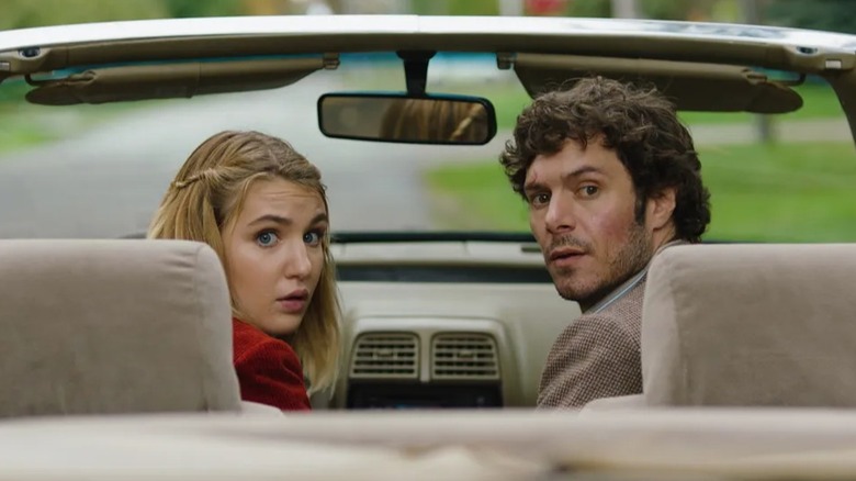 Kid Detective - Caroline și Abe Applebaum stând în mașină, uitându-se la vedere din spate
