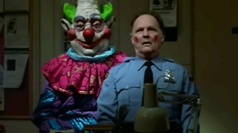 Curtis Mooney al lui John Vernon stă în poala unui Klown în Killer Klowns from Outer Space