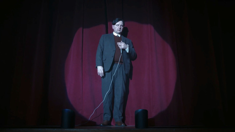 Dunleavy, directorul lui Robert Clarke, stă pe scenă cu un microfon în It Welcome to Derry