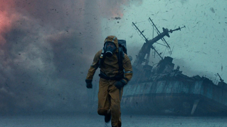 John Garrity poartă un costum de radiații și fuge de o furtună 