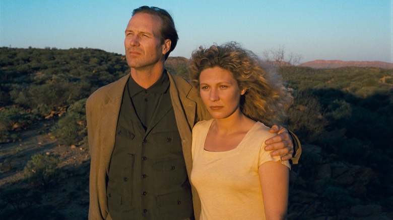 Sam Farber, alias Trevor McPhee, privește un apus de soare cu Solveig Dommartin în rolul Claire Tourneur în Until the End of the World