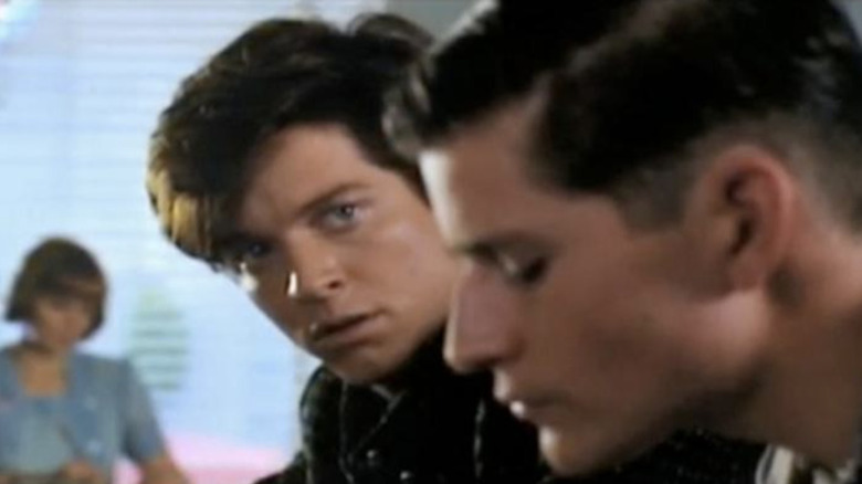 Stoltz în timp ce Marty îl vede pe tatăl său George în Înapoi în viitor