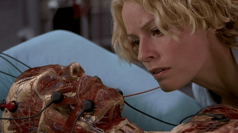 Linda se uită la forma invizibilă a lui Caine în Hollow Man