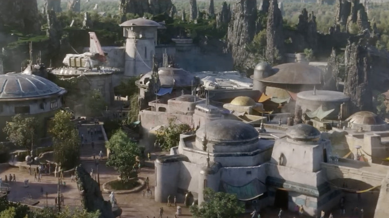Şoimul Mileniului aşezat în mijlocul pământului Galaxy's Edge