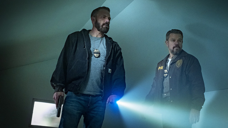 JD și Dane observă ceva într-o casă întunecată din The Rip