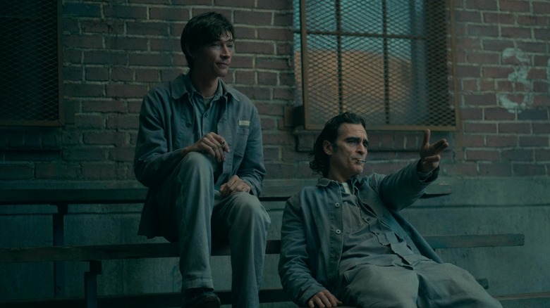 Ricky și Arthur fumând țigări pe tribune în Joker: Folie à Deux