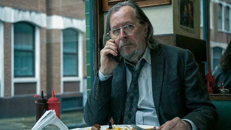 Jackson Lamb al lui Gary Oldman la telefon în Slow Horses